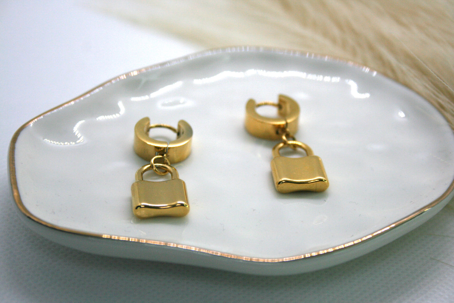 Lock earings