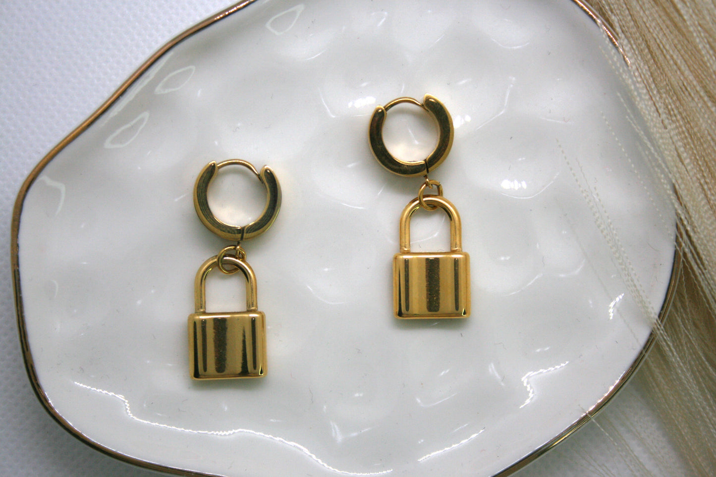 Lock earings