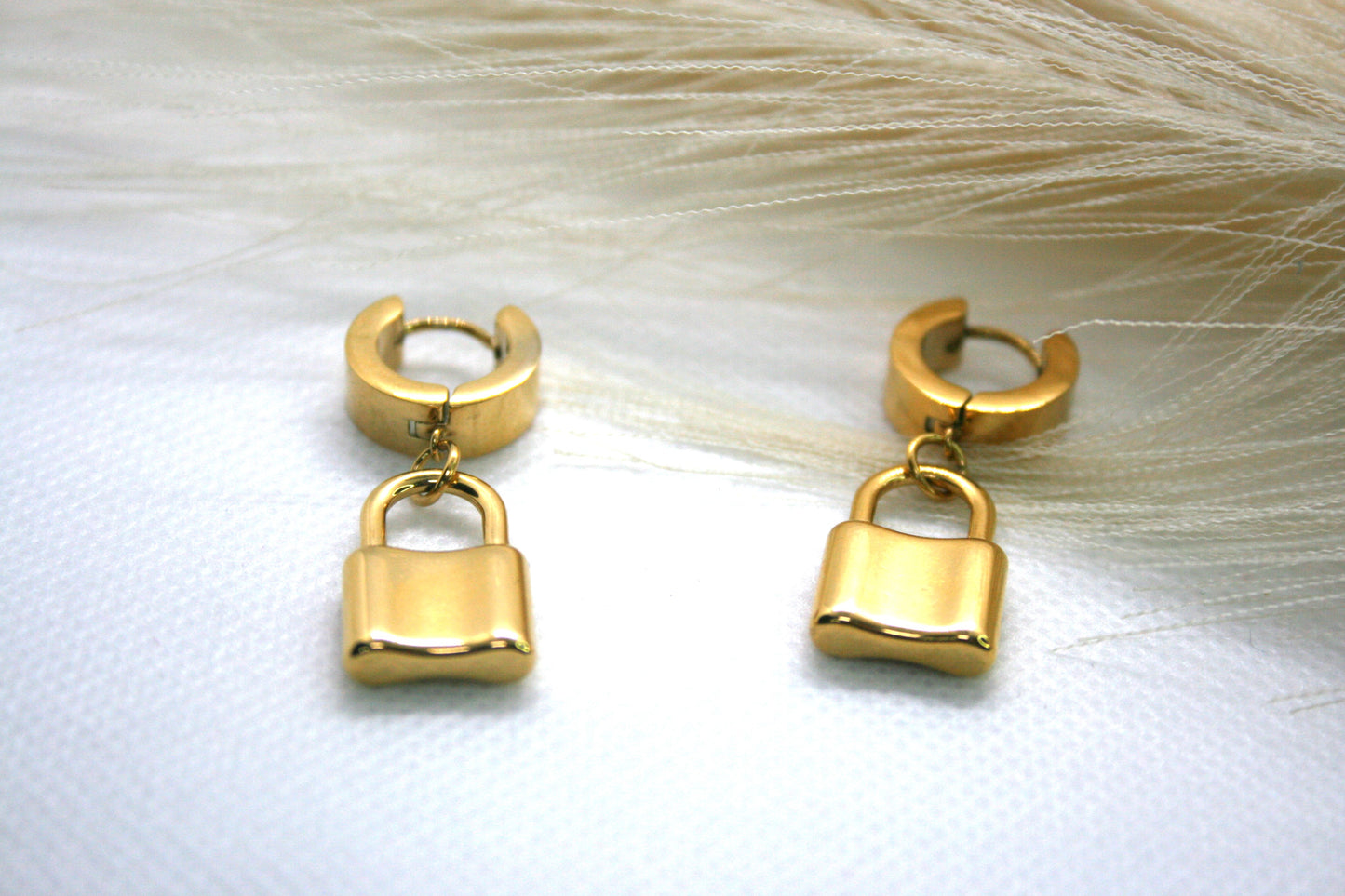 Lock earings