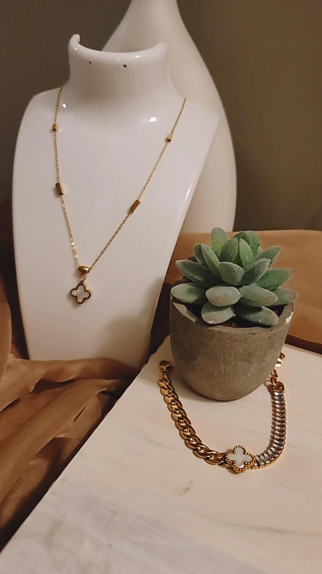 Necklace set(two sides:black and white)