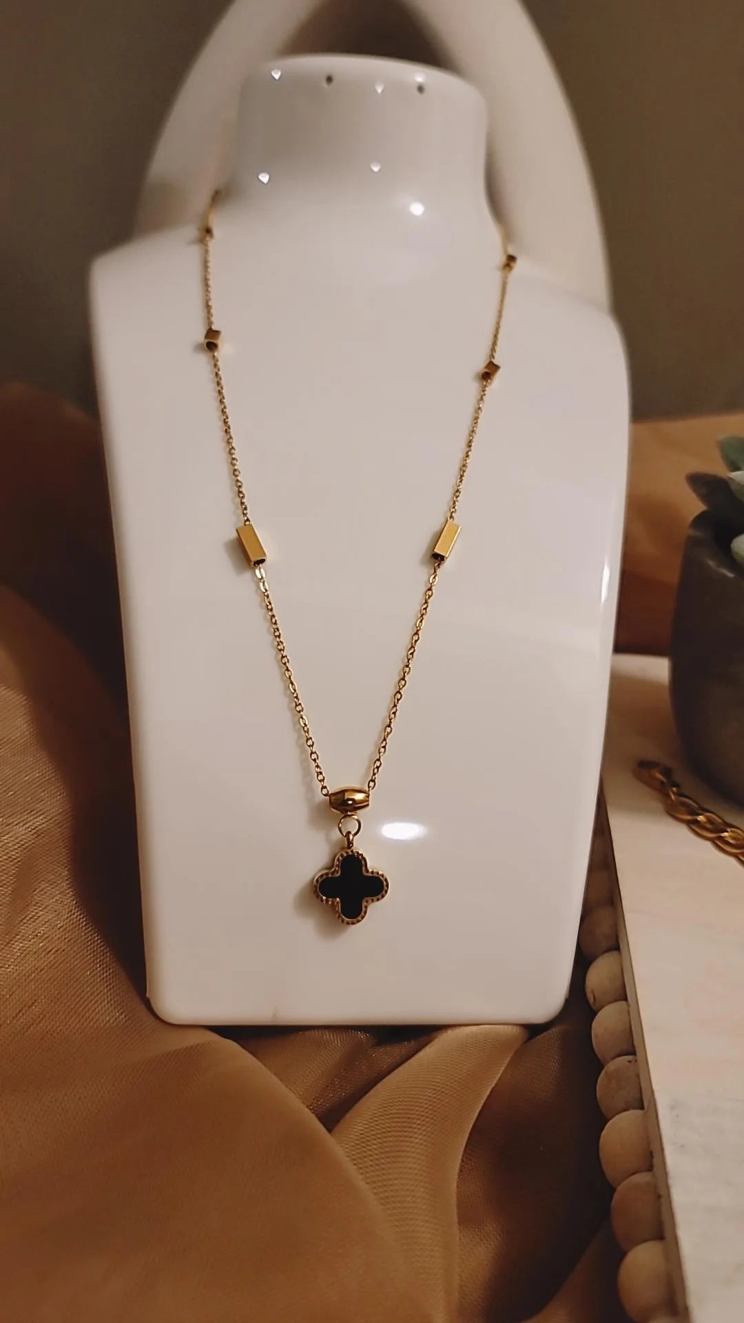 Necklace set(two sides:black and white)